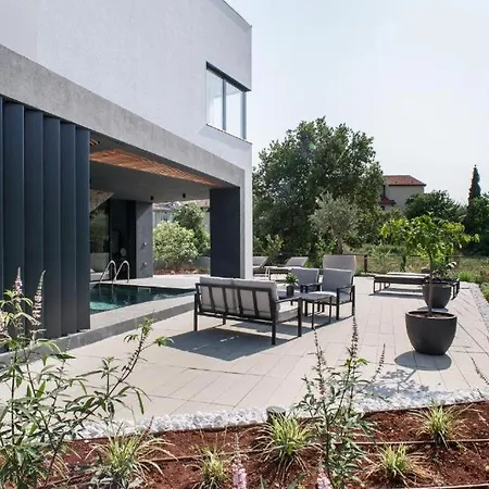 Luxury With A Swimming Pool Mugeba, - 26016